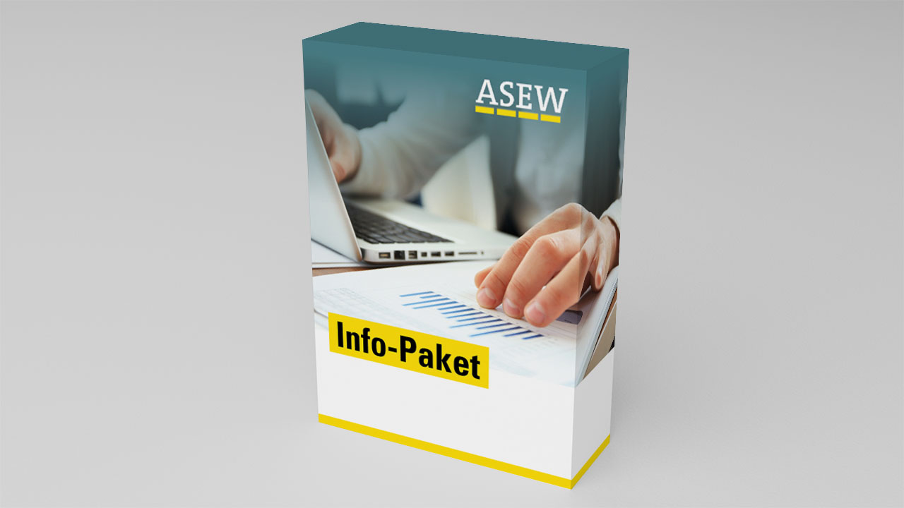 Mann vergleicht Daten am Laptop